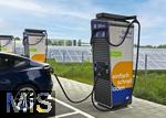 09.05.2025, Ltzen (Sachsen Anhalt), Der Energieversorger EnBW hat hier einen Ladepark fr E-Autos an der Autobahn A9 installiert. An 8 modernen Schnell-Ladesulen knnen hier E-Autos ihren Akku aufladen. Alle Stalls sind 300KW Schnellader, HPC Hypercharger. Auf der berdachung wurden Photovoltaik-Module zur Stromgewinnung angebracht. 