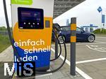 09.05.2025, Ltzen (Sachsen Anhalt), Der Energieversorger EnBW hat hier einen Ladepark fr E-Autos an der Autobahn A9 installiert. An 8 modernen Schnell-Ladesulen knnen hier E-Autos ihren Akku aufladen. Alle Stalls sind 300KW Schnellader, HPC Hypercharger. Auf der berdachung wurden Photovoltaik-Module zur Stromgewinnung angebracht. 