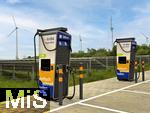 09.05.2025, Ltzen (Sachsen Anhalt), Der Energieversorger EnBW hat hier einen Ladepark fr E-Autos an der Autobahn A9 installiert. An 8 modernen Schnell-Ladesulen knnen hier E-Autos ihren Akku aufladen. Alle Stalls sind 300KW Schnellader, HPC Hypercharger. Auf der berdachung wurden Photovoltaik-Module zur Stromgewinnung angebracht.  