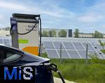 09.05.2025, Ltzen (Sachsen Anhalt), Der Energieversorger EnBW hat hier einen Ladepark fr E-Autos an der Autobahn A9 installiert. An 8 modernen Schnell-Ladesulen knnen hier E-Autos ihren Akku aufladen. Alle Stalls sind 300KW Schnellader, HPC Hypercharger. Auf der berdachung wurden Photovoltaik-Module zur Stromgewinnung angebracht. 