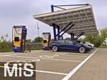 09.05.2025, Ltzen (Sachsen Anhalt), Der Energieversorger EnBW hat hier einen Ladepark fr E-Autos an der Autobahn A9 installiert. An 8 modernen Schnell-Ladesulen knnen hier E-Autos ihren Akku aufladen. Alle Stalls sind 300KW Schnellader, HPC Hypercharger. Auf der berdachung wurden Photovoltaik-Module zur Stromgewinnung angebracht.  