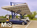 09.05.2025, Ltzen (Sachsen Anhalt), Der Energieversorger EnBW hat hier einen Ladepark fr E-Autos an der Autobahn A9 installiert. An 8 modernen Schnell-Ladesulen knnen hier E-Autos ihren Akku aufladen. Alle Stalls sind 300KW Schnellader, HPC Hypercharger. Auf der berdachung wurden Photovoltaik-Module zur Stromgewinnung angebracht.  