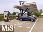 09.05.2025, Ltzen (Sachsen Anhalt), Der Energieversorger EnBW hat hier einen Ladepark fr E-Autos an der Autobahn A9 installiert. An 8 modernen Schnell-Ladesulen knnen hier E-Autos ihren Akku aufladen. Alle Stalls sind 300KW Schnellader, HPC Hypercharger. Auf der berdachung wurden Photovoltaik-Module zur Stromgewinnung angebracht.  