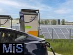 09.05.2025, Ltzen (Sachsen Anhalt), Der Energieversorger EnBW hat hier einen Ladepark fr E-Autos an der Autobahn A9 installiert. An 8 modernen Schnell-Ladesulen knnen hier E-Autos ihren Akku aufladen. Alle Stalls sind 300KW Schnellader, HPC Hypercharger. Auf der berdachung wurden Photovoltaik-Module zur Stromgewinnung angebracht. 