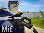 09.05.2025, Ltzen (Sachsen Anhalt), Der Energieversorger EnBW hat hier einen Ladepark fr E-Autos an der Autobahn A9 installiert. An 8 modernen Schnell-Ladesulen knnen hier E-Autos ihren Akku aufladen. Alle Stalls sind 300KW Schnellader, HPC Hypercharger. Auf der berdachung wurden Photovoltaik-Module zur Stromgewinnung angebracht. 
