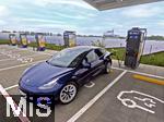09.05.2025, Ltzen (Sachsen Anhalt), Der Energieversorger EnBW hat hier einen Ladepark fr E-Autos an der Autobahn A9 installiert. An 8 modernen Schnell-Ladesulen knnen hier E-Autos ihren Akku aufladen. Alle Stalls sind 300KW Schnellader, HPC Hypercharger. Hinter der Anlage: Photovoltaik-Module zur Stromgewinnung in einer Wiese.
