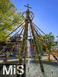 04.05.2025,  Osterfest, mit OSTERBRUNNENFEST in Bad Wrishofen im Allgu, Viele wunderschn verzierte Osterbrunnen knnen die Gste rund um Ostern 2025 in Bad Wrishofen bewundern, wie hier am Kurhaus.
