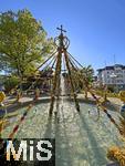 04.05.2025,  Osterfest, mit OSTERBRUNNENFEST in Bad Wrishofen im Allgu, Viele wunderschn verzierte Osterbrunnen knnen die Gste rund um Ostern 2025 in Bad Wrishofen bewundern, wie hier am Kurhaus.
