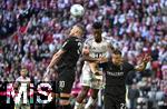10.05.2025, Fussball 1. Bundesliga 2024/2025, 33. Spieltag, FC Bayern Mnchen - Borussia Mnchengladbach, in der Allianz-Arena Mnchen. (L-R) Nico Elvedi (Borussia Mnchengladbach) gegen Kingsley Coman (Bayern Mnchen) und Stefan Lainer (Borussia Mnchengladbach)

