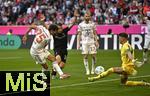 10.05.2025, Fussball 1. Bundesliga 2024/2025, 33. Spieltag, FC Bayern Mnchen - Borussia Mnchengladbach, in der Allianz-Arena Mnchen. (L-R) Thomas Mller (Bayern Mnchen) gegen Torwart Jonas Omlin (Borussia Mnchengladbach)

