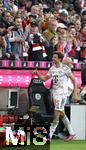 10.05.2025, Fussball 1. Bundesliga 2024/2025, 33. Spieltag, FC Bayern Mnchen - Borussia Mnchengladbach, in der Allianz-Arena Mnchen. Auswechslung, Thomas Mller (Bayern Mnchen) verabschiedet sich und bedankt sich bei den Fans und der Mannschaft

