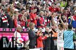 10.05.2025, Fussball 1. Bundesliga 2024/2025, 33. Spieltag, FC Bayern Mnchen - Borussia Mnchengladbach, in der Allianz-Arena Mnchen. Auswechslung, Thomas Mller (Bayern Mnchen) verabschiedet sich und bedankt sich bei den Fans und der Mannschaft


