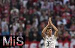 10.05.2025, Fussball 1. Bundesliga 2024/2025, 33. Spieltag, FC Bayern Mnchen - Borussia Mnchengladbach, in der Allianz-Arena Mnchen. Auswechslung, Thomas Mller (Bayern Mnchen) verabschiedet sich und bedankt sich bei den Fans und der Mannschaft


