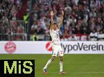 10.05.2025, Fussball 1. Bundesliga 2024/2025, 33. Spieltag, FC Bayern Mnchen - Borussia Mnchengladbach, in der Allianz-Arena Mnchen. Auswechslung, Thomas Mller (Bayern Mnchen) verabschiedet sich und bedankt sich bei den Fans und der Mannschaft

