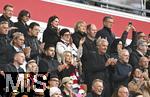 10.05.2025, Fussball 1. Bundesliga 2024/2025, 33. Spieltag, FC Bayern Mnchen - Borussia Mnchengladbach, in der Allianz-Arena Mnchen. die Eltern von Thomas Mller auf der Tribne, Mama Klaudia und rechts neben ihr Vater Gerhard

