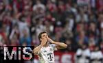 10.05.2025, Fussball 1. Bundesliga 2024/2025, 33. Spieltag, FC Bayern Mnchen - Borussia Mnchengladbach, in der Allianz-Arena Mnchen. Auswechslung, Thomas Mller (Bayern Mnchen) verabschiedet sich und bedankt sich bei den Fans und der Mannschaft


