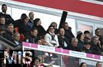 10.05.2025, Fussball 1. Bundesliga 2024/2025, 33. Spieltag, FC Bayern Mnchen - Borussia Mnchengladbach, in der Allianz-Arena Mnchen. die Eltern von Thomas Mller auf der Tribne, Mama Klaudia und rechts neben ihr Vater Gerhard

