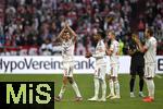 10.05.2025, Fussball 1. Bundesliga 2024/2025, 33. Spieltag, FC Bayern Mnchen - Borussia Mnchengladbach, in der Allianz-Arena Mnchen. Auswechslung, Thomas Mller (Bayern Mnchen) verabschiedet sich und bedankt sich bei den Fans und der Mannschaft

