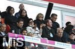 10.05.2025, Fussball 1. Bundesliga 2024/2025, 33. Spieltag, FC Bayern Mnchen - Borussia Mnchengladbach, in der Allianz-Arena Mnchen. die Eltern von Thomas Mller auf der Tribne, Mama Klaudia und rechts neben ihr Vater Gerhard

