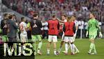 10.05.2025, Fussball 1. Bundesliga 2024/2025, 33. Spieltag, FC Bayern Mnchen - Borussia Mnchengladbach, in der Allianz-Arena Mnchen. Auswechslung, Thomas Mller (Bayern Mnchen) verabschiedet sich und bedankt sich bei den Fans und der Mannschaft

