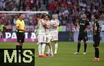 10.05.2025, Fussball 1. Bundesliga 2024/2025, 33. Spieltag, FC Bayern Mnchen - Borussia Mnchengladbach, in der Allianz-Arena Mnchen. Auswechslung, Thomas Mller (Bayern Mnchen) verabschiedet sich und bedankt sich bei den Fans und der Mannschaft, insbesondere bei Harry Kane (Bayern Mnchen)

