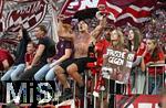 10.05.2025, Fussball 1. Bundesliga 2024/2025, 33. Spieltag, FC Bayern Mnchen - Borussia Mnchengladbach, in der Allianz-Arena Mnchen. die Bayern Fans klettern auf die Zune und feiern den vorzeitigen Gewinn der Deutschen Meisterschaft

