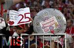 10.05.2025, Fussball 1. Bundesliga 2024/2025, 33. Spieltag, FC Bayern Mnchen - Borussia Mnchengladbach, in der Allianz-Arena Mnchen. die Bayern Fans klettern auf die Zune und feiern den vorzeitigen Gewinn der Deutschen Meisterschaft

