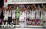 10.05.2025, Fussball 1. Bundesliga 2024/2025, 33. Spieltag, FC Bayern Mnchen - Borussia Mnchengladbach, in der Allianz-Arena Mnchen. der FC Bayern Feiert den Gewinn der Deutschen Meisterschaft, Thomas Mller (Bayern Mnchen) mit der Meisterschale

