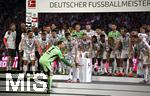 10.05.2025, Fussball 1. Bundesliga 2024/2025, 33. Spieltag, FC Bayern Mnchen - Borussia Mnchengladbach, in der Allianz-Arena Mnchen. der FC Bayern Feiert den Gewinn der Deutschen Meisterschaft, (L-R) Torwart Manuel Neuer (Bayern Mnchen) und Thomas Mller (Bayern Mnchen) mit der Meisterschale

