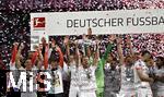 10.05.2025, Fussball 1. Bundesliga 2024/2025, 33. Spieltag, FC Bayern Mnchen - Borussia Mnchengladbach, in der Allianz-Arena Mnchen. der FC Bayern Feiert den Gewinn der Deutschen Meisterschaft, Harry Kane (Bayern Mnchen) mit der Meisterschale

