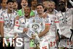 10.05.2025, Fussball 1. Bundesliga 2024/2025, 33. Spieltag, FC Bayern Mnchen - Borussia Mnchengladbach, in der Allianz-Arena Mnchen. der FC Bayern Feiert den Gewinn der Deutschen Meisterschaft, (L-R) Leroy Sane (Bayern Mnchen) und Thomas Mller (Bayern Mnchen) mit der Meisterschale

