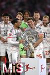 10.05.2025, Fussball 1. Bundesliga 2024/2025, 33. Spieltag, FC Bayern Mnchen - Borussia Mnchengladbach, in der Allianz-Arena Mnchen. der FC Bayern Feiert den Gewinn der Deutschen Meisterschaft, (L-R) Leroy Sane (Bayern Mnchen) und Thomas Mller (Bayern Mnchen) mit der Meisterschale

