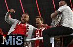 10.05.2025, Fussball 1. Bundesliga 2024/2025, 33. Spieltag, FC Bayern Mnchen - Borussia Mnchengladbach, in der Allianz-Arena Mnchen. der FC Bayern Feiert den Gewinn der Deutschen Meisterschaft, Thomas Mller (Bayern Mnchen) bei den Fans

