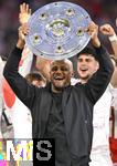 10.05.2025, Fussball 1. Bundesliga 2024/2025, 33. Spieltag, FC Bayern Mnchen - Borussia Mnchengladbach, in der Allianz-Arena Mnchen. der FC Bayern Feiert den Gewinn der Deutschen Meisterschaft, Trainer Vincent Kompany (Bayern Mnchen) mit der Meisterschale

