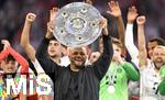 10.05.2025, Fussball 1. Bundesliga 2024/2025, 33. Spieltag, FC Bayern Mnchen - Borussia Mnchengladbach, in der Allianz-Arena Mnchen. der FC Bayern Feiert den Gewinn der Deutschen Meisterschaft, Trainer Vincent Kompany (Bayern Mnchen) mit der Meisterschale

