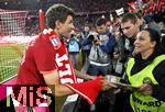 10.05.2025, Fussball 1. Bundesliga 2024/2025, 33. Spieltag, FC Bayern Mnchen - Borussia Mnchengladbach, in der Allianz-Arena Mnchen. der FC Bayern Feiert den Gewinn der Deutschen Meisterschaft, Thomas Mller (Bayern Mnchen) lsst sich die Meisterschale von einer Ordnerin reichen

