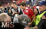 10.05.2025, Fussball 1. Bundesliga 2024/2025, 33. Spieltag, FC Bayern Mnchen - Borussia Mnchengladbach, in der Allianz-Arena Mnchen. der FC Bayern Feiert den Gewinn der Deutschen Meisterschaft, Thomas Mller (Bayern Mnchen) mit der Meisterschale

