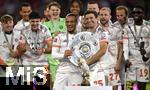 10.05.2025, Fussball 1. Bundesliga 2024/2025, 33. Spieltag, FC Bayern Mnchen - Borussia Mnchengladbach, in der Allianz-Arena Mnchen. der FC Bayern Feiert den Gewinn der Deutschen Meisterschaft, (L-R) Leroy Sane (Bayern Mnchen) und Thomas Mller (Bayern Mnchen) mit der Meisterschale

