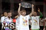 10.05.2025, Fussball 1. Bundesliga 2024/2025, 33. Spieltag, FC Bayern Mnchen - Borussia Mnchengladbach, in der Allianz-Arena Mnchen. der FC Bayern Feiert den Gewinn der Deutschen Meisterschaft, Harry Kane (Bayern Mnchen) mit der Meisterschale

