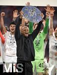10.05.2025, Fussball 1. Bundesliga 2024/2025, 33. Spieltag, FC Bayern Mnchen - Borussia Mnchengladbach, in der Allianz-Arena Mnchen. der FC Bayern Feiert den Gewinn der Deutschen Meisterschaft, Trainer Vincent Kompany (Bayern Mnchen) mit der Meisterschale

