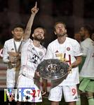 10.05.2025, Fussball 1. Bundesliga 2024/2025, 33. Spieltag, FC Bayern Mnchen - Borussia Mnchengladbach, in der Allianz-Arena Mnchen. der FC Bayern Feiert den Gewinn der Deutschen Meisterschaft, (L-R) Konrad Laimer (Bayern Mnchen) und Harry Kane (Bayern Mnchen) mit der Meisterschale

