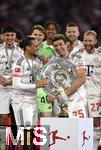10.05.2025, Fussball 1. Bundesliga 2024/2025, 33. Spieltag, FC Bayern Mnchen - Borussia Mnchengladbach, in der Allianz-Arena Mnchen. der FC Bayern Feiert den Gewinn der Deutschen Meisterschaft, (L-R) Leroy Sane (Bayern Mnchen) und Thomas Mller (Bayern Mnchen) mit der Meisterschale

