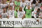 10.05.2025, Fussball 1. Bundesliga 2024/2025, 33. Spieltag, FC Bayern Mnchen - Borussia Mnchengladbach, in der Allianz-Arena Mnchen. der FC Bayern Feiert den Gewinn der Deutschen Meisterschaft, (L-R) Joshua Kimmich (Bayern Mnchen), Thomas Mller (Bayern Mnchen), Sacha Boey (Bayern Mnchen), Torwart Manuel Neuer (Bayern Mnchen) und Gabriel Vidovic (Bayern Mnchen) mit der Meisterschale

