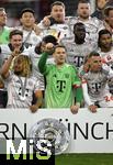 10.05.2025, Fussball 1. Bundesliga 2024/2025, 33. Spieltag, FC Bayern Mnchen - Borussia Mnchengladbach, in der Allianz-Arena Mnchen. der FC Bayern Feiert den Gewinn der Deutschen Meisterschaft, (L-R) Sacha Boey (Bayern Mnchen), Torwart Manuel Neuer (Bayern Mnchen) mit der Meisterschale

