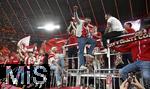 10.05.2025, Fussball 1. Bundesliga 2024/2025, 33. Spieltag, FC Bayern Mnchen - Borussia Mnchengladbach, in der Allianz-Arena Mnchen. der FC Bayern Feiert den Gewinn der Deutschen Meisterschaft, Thomas Mller (Bayern Mnchen) bei den Fans


