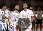 10.05.2025, Fussball 1. Bundesliga 2024/2025, 33. Spieltag, FC Bayern Mnchen - Borussia Mnchengladbach, in der Allianz-Arena Mnchen. der FC Bayern Feiert den Gewinn der Deutschen Meisterschaft, (L-R) Konrad Laimer (Bayern Mnchen) und Harry Kane (Bayern Mnchen) mit der Meisterschale

