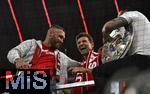 10.05.2025, Fussball 1. Bundesliga 2024/2025, 33. Spieltag, FC Bayern Mnchen - Borussia Mnchengladbach, in der Allianz-Arena Mnchen. der FC Bayern Feiert den Gewinn der Deutschen Meisterschaft, Thomas Mller (Bayern Mnchen) bei den Fans

