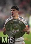 10.05.2025, Fussball 1. Bundesliga 2024/2025, 33. Spieltag, FC Bayern Mnchen - Borussia Mnchengladbach, in der Allianz-Arena Mnchen. der FC Bayern Feiert den Gewinn der Deutschen Meisterschaft, Aleksandar Pavlovic (Bayern Mnchen) mit der Meisterschale

