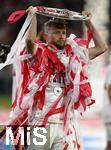 10.05.2025, Fussball 1. Bundesliga 2024/2025, 33. Spieltag, FC Bayern Mnchen - Borussia Mnchengladbach, in der Allianz-Arena Mnchen. der FC Bayern Feiert den Gewinn der Deutschen Meisterschaft, Konrad Laimer (Bayern Mnchen) mit der Meisterschale

