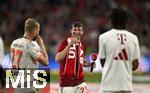 10.05.2025, Fussball 1. Bundesliga 2024/2025, 33. Spieltag, FC Bayern Mnchen - Borussia Mnchengladbach, in der Allianz-Arena Mnchen. der FC Bayern Feiert den Gewinn der Deutschen Meisterschaft, Thomas Mller (Bayern Mnchen) bedankt sich

